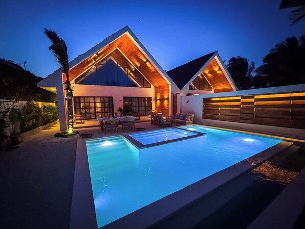 Deluxe-Villa, 4 Schlafzimmer, eigener Pool, Meerblick | 4 Schlafzimmer, individuell dekoriert, laptopgeeigneter Arbeitsplatz