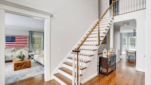 Een smart-tv, een open haard en een stereo