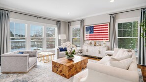 Een smart-tv, een open haard en een stereo