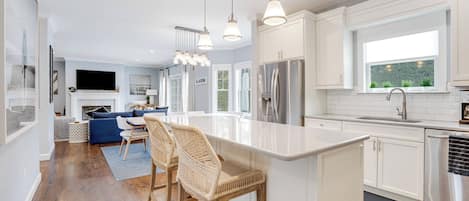 Microondas, horno, placa de cocina y cafetera o tetera