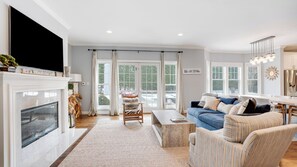 Een smart-tv, een open haard en een stereo