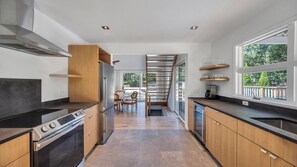 Een microgolfoven, een oven, een kookplaat