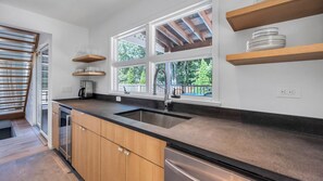 Een microgolfoven, een oven, een kookplaat