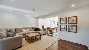 智能电视、壁炉、立体声音响