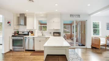 Microondas, horno, placa de cocina y cafetera o tetera