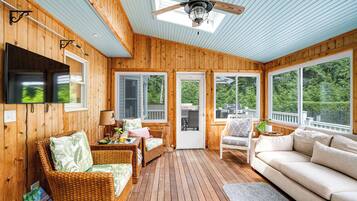 Smart TV, fireplace, stereo