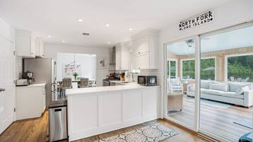 Mikrowelle, Ofen, Herdplatte, Wasserkocher mit Kaffee-/Teezubehör