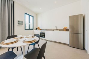 Kylskåp, mikrovågsugn, ugn och spishäll