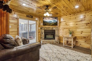 Una Smart TV, una chimenea, videojuegos, un futbolín