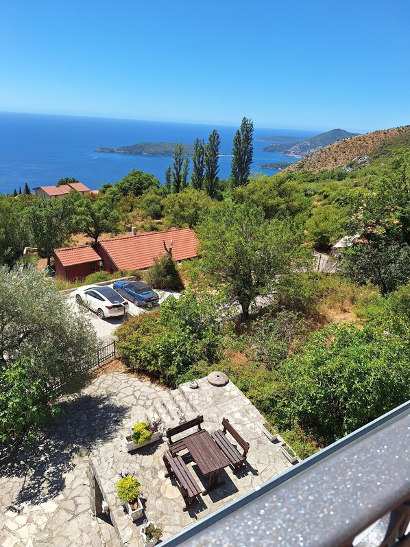 Outdoor dining - Lovely rooms with bathroom and balcony incl. Adriatic view. (Kuljace)