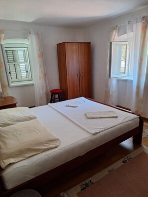 3 bedrooms, iron/ironing board, free WiFi, bed sheets