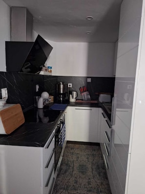 Fridge, microwave, stovetop, dishwasher