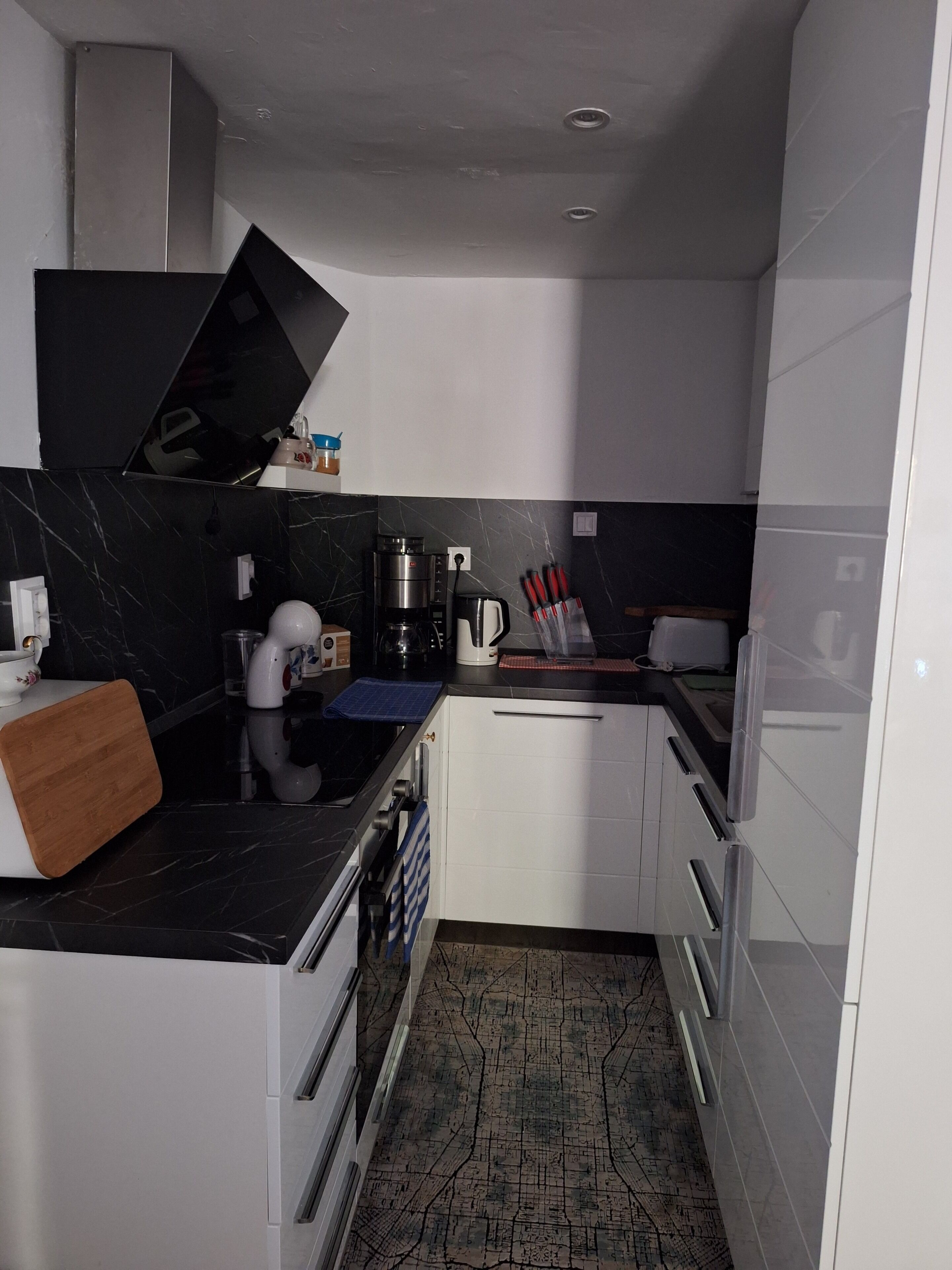 Réfrigérateur, micro-ondes, plaque de cuisson, lave-vaisselle