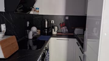 Réfrigérateur, micro-ondes, plaque de cuisson, lave-vaisselle