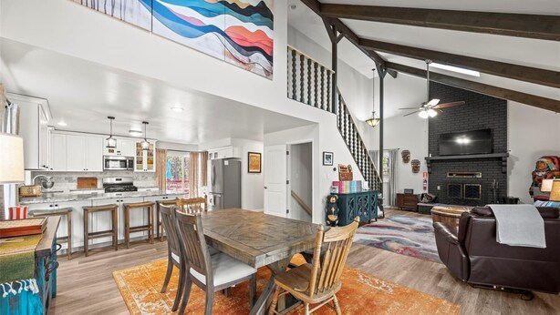 Een ruime loft met een grote eethoek, keuken en woonruimte.