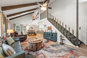 Älytelevisio, takka, pöytäjalkapallopöytä