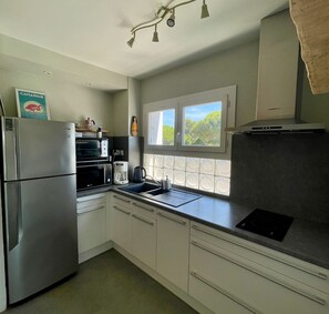 Geladeira, micro-ondas, fogão, cooktop