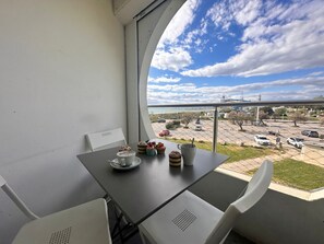 Outdoor dining - Le Soleil Couchant Studio Vue Mer (Le Grau-du-Roi)