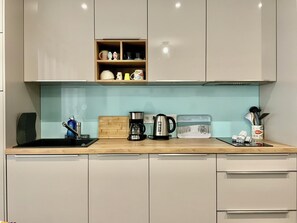 Kühlschrank, Mikrowelle, Ofen, Herdplatte