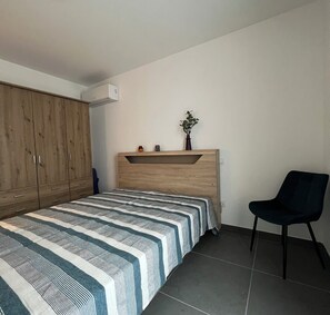 1 slaapkamer, een strijkplank/strijkijzer, wifi