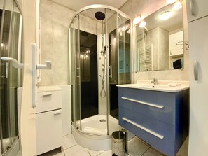 Séchoir à cheveux, savon, shampooing