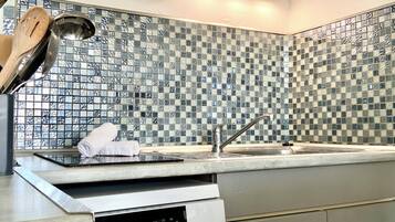 Geladeira, micro-ondas, fogão, cooktop