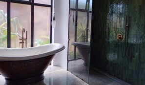 Deluxe-Villa, Meerblick | Badezimmer | Badewanne und Dusche (separat), kostenlose Toilettenartikel, Handtücher