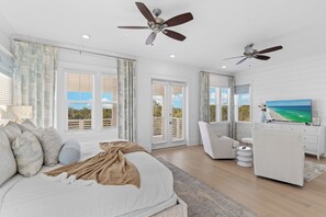 4 室のベッドルーム、デスク、アイロン / アイロン台、旅行用ベビーベッド