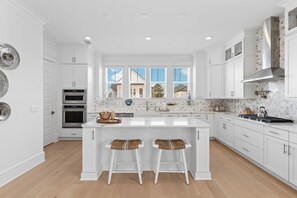 冷蔵庫、電子レンジ、オーブン、コンロ