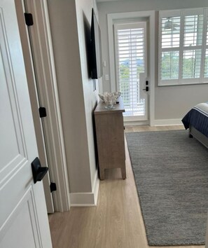 3 habitaciones, tabla de planchar con plancha, wifi y ropa de cama 
