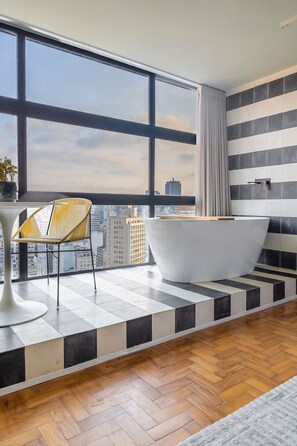Interior - Swan SampaSky: View with bathtub from the 37th (São Paulo)