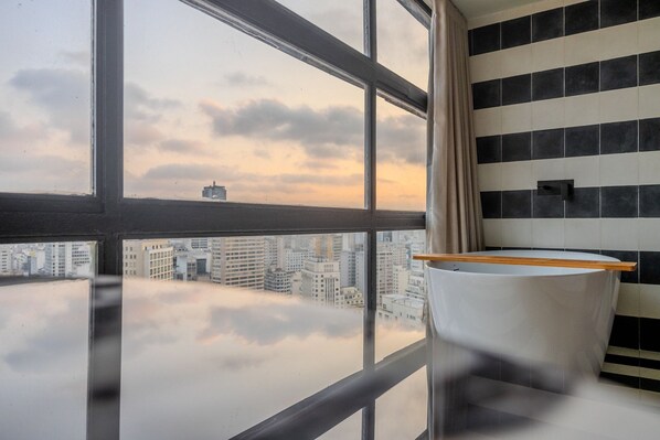 Interior - Swan SampaSky: View with bathtub from the 37th (São Paulo)