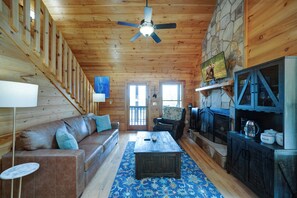 小屋, 多张床, 热水浴缸, 山景 (Mountain Haven in The Woods) | 起居区 | 42-英寸纯平电视 （配备数码频道）、壁炉