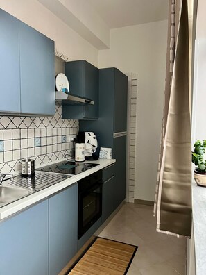 Family Apartment, 1 Double Bed with Sofa bed, Refrigerator & Microwave, Mountain View | Private kitchen | Full-size fridge, microwave, oven, stovetop