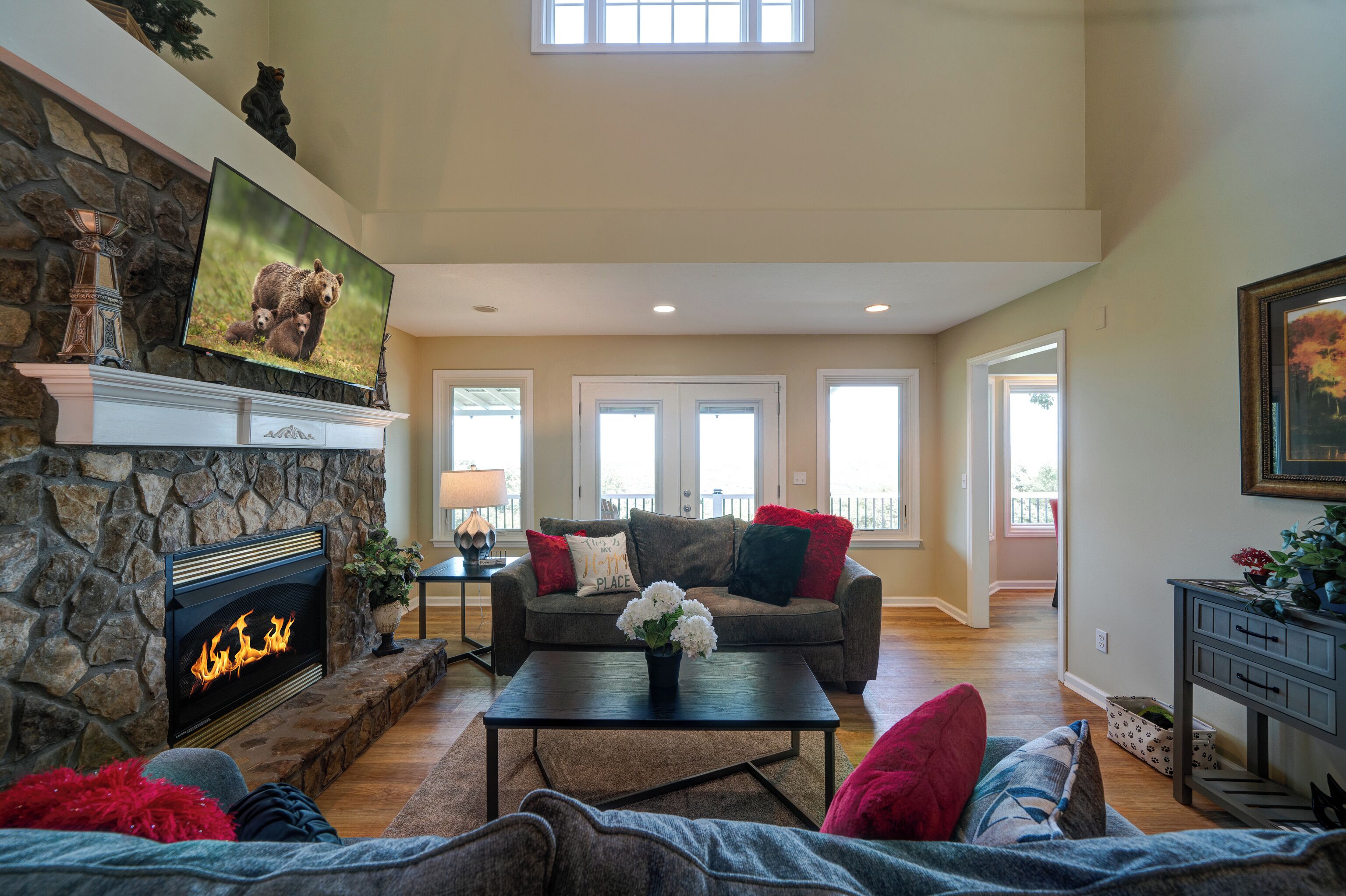 منزل - عدة أسرّة - برواق - منظر للجبل (The Haven at Sunset View) | منطقة المعيشة | تلفزيون بشاشة مسطحة بحجم 42-بوصة يعرض قنوات تلفزيونية رقمية، مدفأة