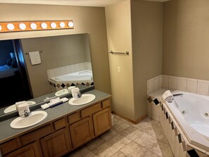 Shower, hair dryer, towels, soap - Mar 1st-8th, 2-bedroom, Ski-in/Ski-Out Grand Timber Lodge resort in Breckenridge (Breckenridge)