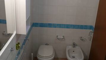 Doccia, asciugacapelli, bidet, asciugamani