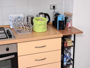 Fridge, oven, stovetop, coffee/tea maker