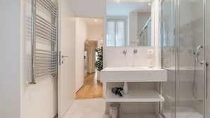 Shower, hair dryer, bidet, towels