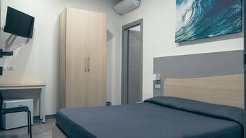 Schreibtisch, Verdunkelungsvorhänge, schallisolierte Zimmer