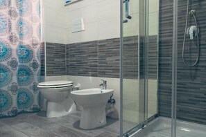 Shower, hair dryer, bathrobes, towels - BluMarine Appartaments (Paola)