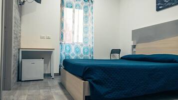 Schreibtisch, Verdunkelungsvorhänge, schallisolierte Zimmer