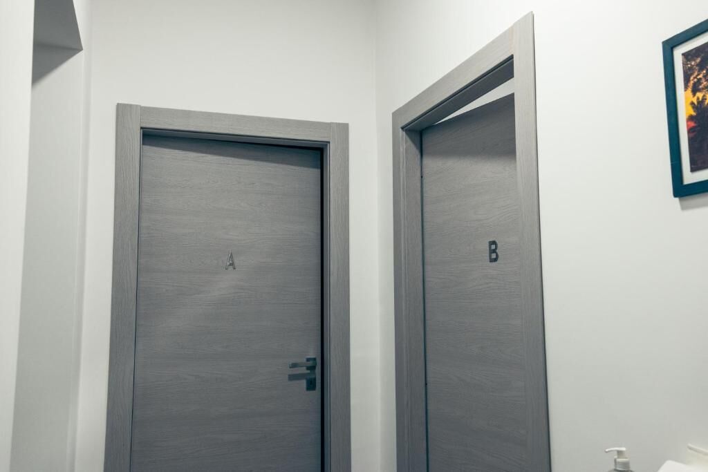 Dos puertas de diseño minimalista, una con la etiqueta 'A' y la otra con la etiqueta 'B'.