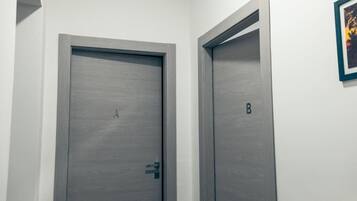 Dos puertas de diseño minimalista, una con la etiqueta 'A' y la otra con la etiqueta 'B'.
