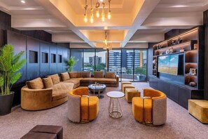 Familieleilighet, balkong, byutsikt | Oppholdsområde