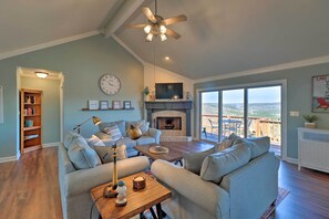 Una Smart TV, un reproductor de DVD, una mesa de tenis de mesa, libros