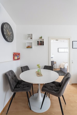 Familie appartement, Meerdere bedden, niet-roken | Dineren op de kamer