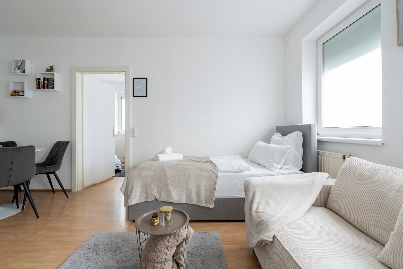 Familienapartment, Mehrere Betten, Nichtraucher | Wohnbereich | Flachbildfernseher