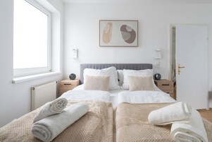 家庭公寓式客房, 多张床, 无烟房 | 1 多间卧室、客房内保险箱、办公桌、笔记本电脑工作区