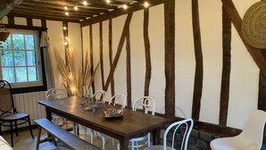 A rustic dining area with a wooden table, white metal chairs, and a bench. - La LongeMer: Countryside & Sea Just a few kilometers from Veules-Les-Roses (Angiens)